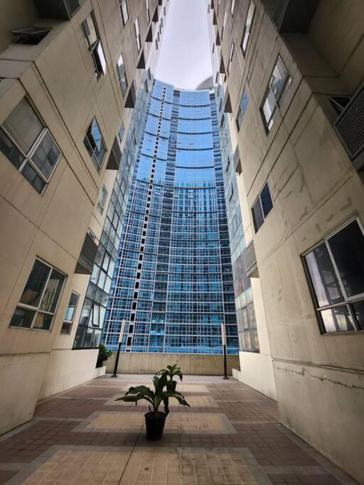 Enjoy Bgc Sunset And Golf Course View 2 Bedroom Loft With 100Mbps Internet Connection Manila Exterior foto