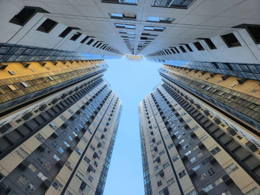 Enjoy Bgc Sunset And Golf Course View 2 Bedroom Loft With 100Mbps Internet Connection Manila Exterior foto