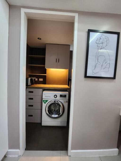 Enjoy Bgc Sunset And Golf Course View 2 Bedroom Loft With 100Mbps Internet Connection Manila Exterior foto