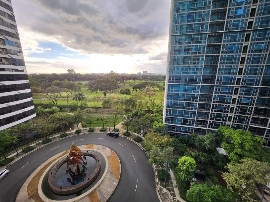 Enjoy Bgc Sunset And Golf Course View 2 Bedroom Loft With 100Mbps Internet Connection Manila Exterior foto