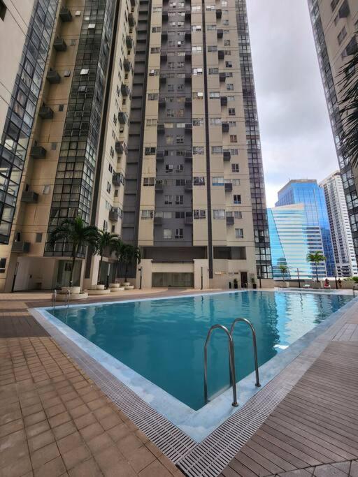 Enjoy Bgc Sunset And Golf Course View 2 Bedroom Loft With 100Mbps Internet Connection Manila Exterior foto